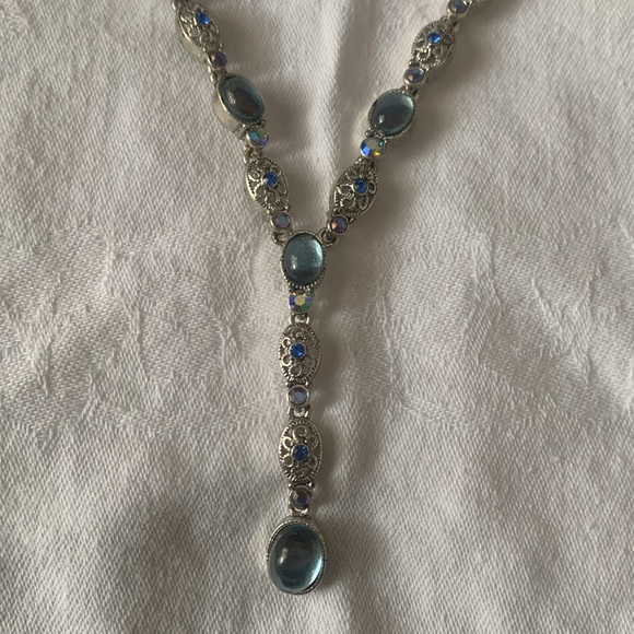 Vintage Avon necklace and earring set - Picture 2 of 3